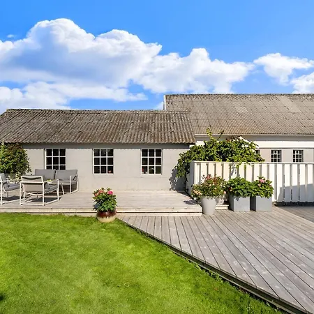 Stunning Location By The Sea