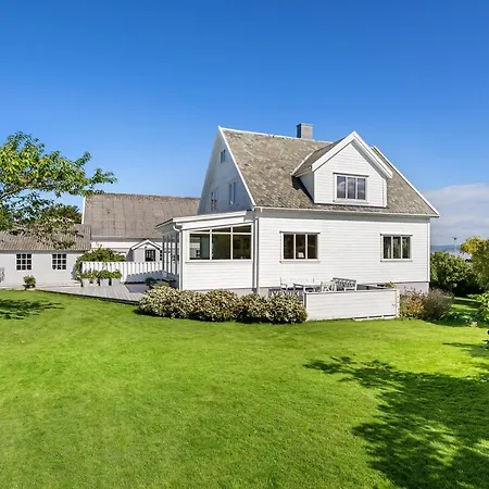 Stunning Location By The Sea Villa *