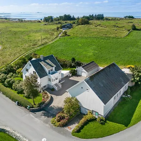 Stunning Location By The Sea
