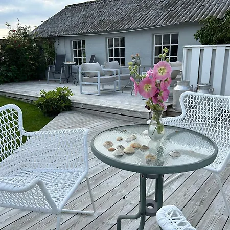 Villa Stunning Location By The Sea *